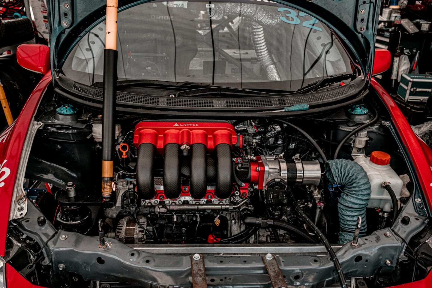 Hochleistungs-Automotor mit roter Abdeckung in einer Werkstatt.
